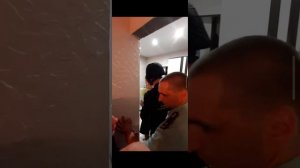 Приставы и мать рвут у отца из рук ребенка !!!