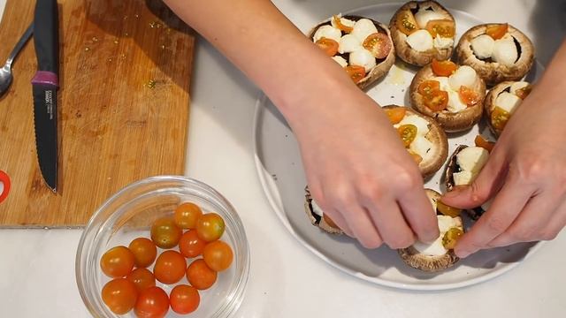 ?MINI PIZZA KETO EN HONGOS PORTOBELLO | PIZZA STUFFED PORTOBELLO MUSHROOMS KETO | Manu Echeverri смотреть онлайн