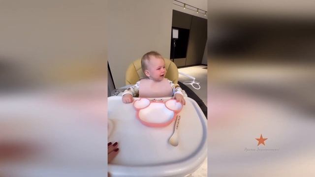 Дочка Ольги Орловой Аня завтракает!