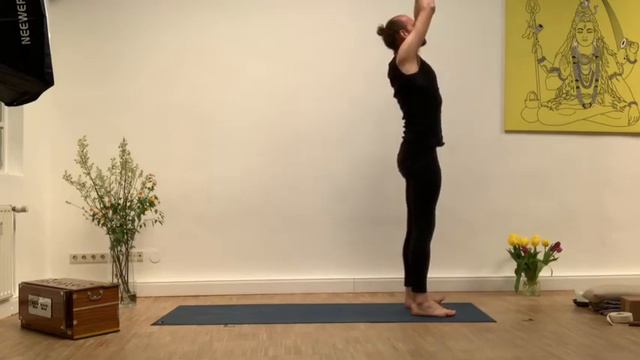 Surya Namaskar Mantra Flow mit Jörn (Sonnengrüße & Mantra) смотреть онлайн