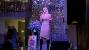 На сцене Светлана Тернова