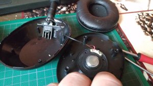 Пример подделки наушников Sony wh-1000xm5, в сравнении с оригиналом на сайте разборки.