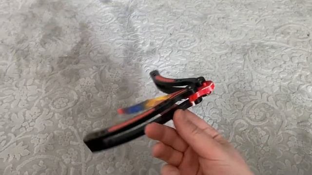 Учу трюки с ножом бабочка прокручиваю на одном пальце