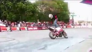 Мотоциклы фристайл байк гонщик трюки на мотоциклах акробатика мото спорт