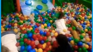 Игровая площадка... Игры и много мячиков