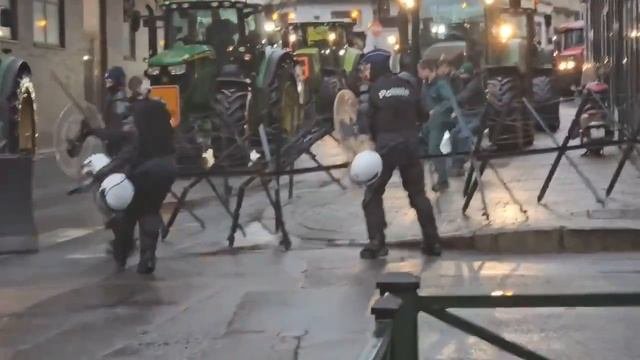 В Брюсселе фермеры на тракторах прорвали полицейские ограждения, чтобы прорваться на площадь