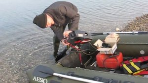 Подготовка к испытаниям оснащённого бензонасосом лодочного мотора Tohatsu-M3.5B2