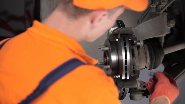 Как се сменят предни спирачни дискове, предни спирачни накладки на FORD FOCUS 3 урок | Autodoc смотреть онлайн