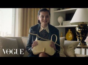 Что в сумке у звезды сериала «Корона» Эммы Коррин? | Vogue Россия