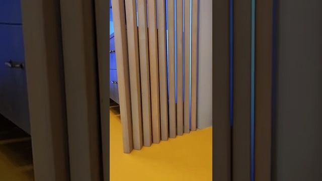 Реечная перегородка из брусков в квартире-студии