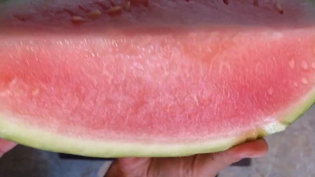 Астраханский арбуз. Разрезал арбуз, а внутри...печалька. смотреть онлайн
