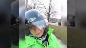 настоящие девчонки ездят в аэропорт на Хонда Голд Вингс)