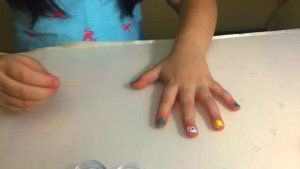 Выбираем лак и красим ногти !!!