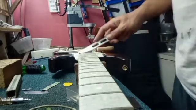 Fender Prodigy - leveling fret @bonzguitar смотреть онлайн