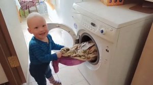 Малыш сам стирает, загружает и вынимает бельё из стиральной машинки