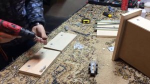 Делаем зеркало с полками на комод своими руками