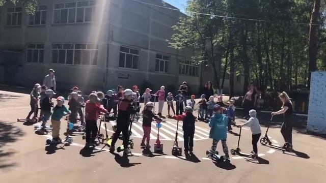 Флешмоб по ПДД на самокатах смотреть онлайн