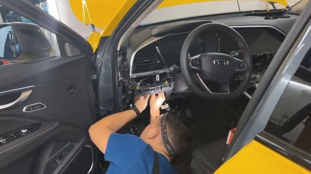 Установили топовую сигнализацию StarLine s96 v2 на Geely Tugella