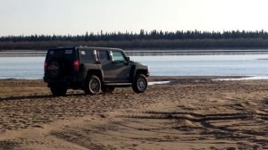 Hummer H3, покатушка по берегу Усы / Driving Hummer H3 along the river beach (HD)
