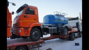 Погрузка двух автоцистерн на раздвижной трал