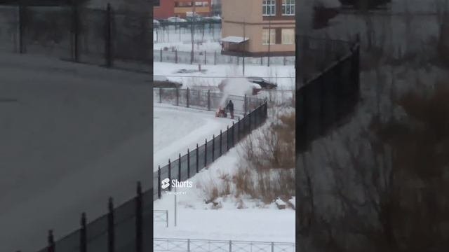 Гастарбайтер зимой уборка снега #Shorts