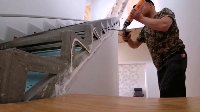 Обшивка металлокаркаса лестницы, лестница с поворотом на 180 через площадку.