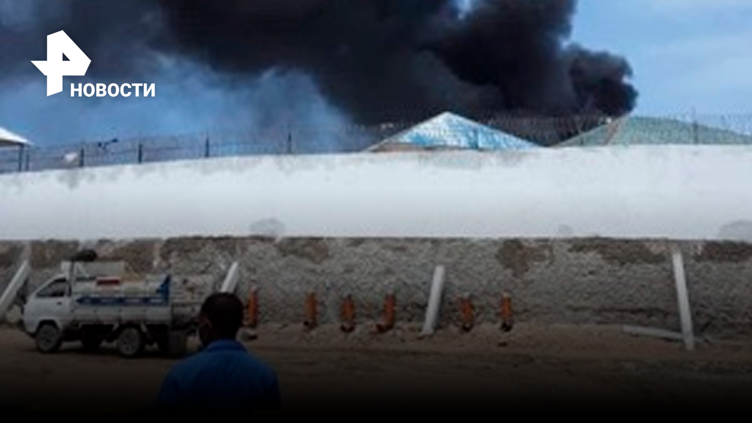 Самолет потерпел крушение в аэропорту Сомали сразу после взлета / РЕН Новости