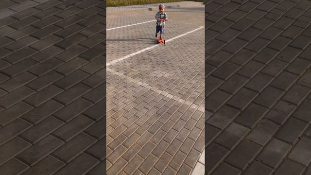 Катаемся на самокате! Новый трехколесный самокат с поворачивающими колёсами! смотреть онлайн