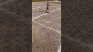 Катаемся на самокате! Новый трехколесный самокат с поворачивающими колёсами!