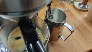 Попытка сварить кофе и взбить молоко в кофеварке Hibrew H11, с заводскими настройками.