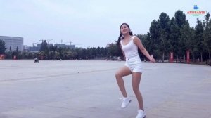 Красивый танец девушки