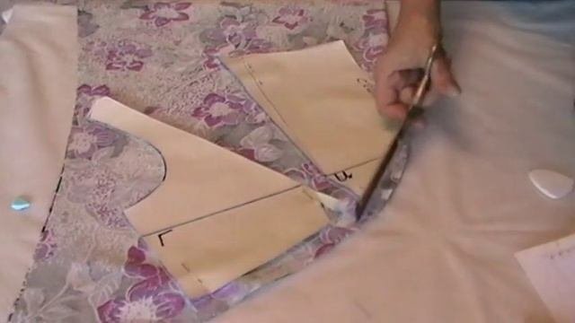 Платье с декоративным элементом  Часть 2.