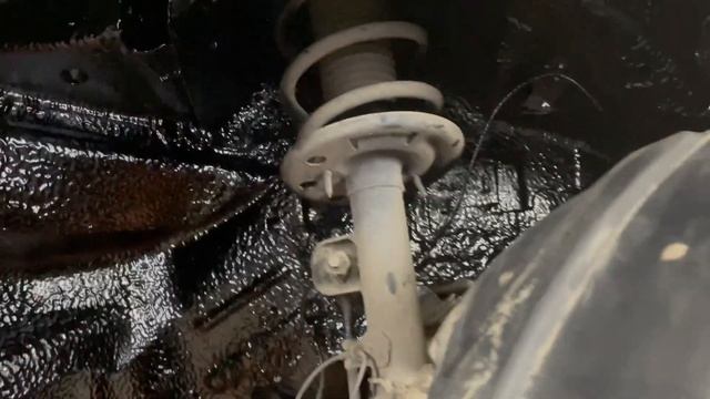 Ford Explorer нанесли жидкие подкрылки. Предназначены для защиты арок колес от коррозии и шума шин.