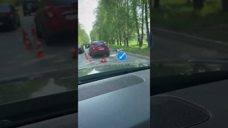 Двое подростков на мопеде врезались в автомобиль