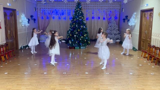 Новогодний танец с колокольчиками подготовительная группа смотреть онлайн