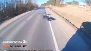 Мотоциклист упал под фуру