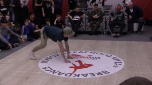 bboy Milky Rock vs bboy Grom - Кубок Красного Кита по брейкдансу 20171216