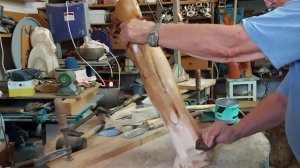 Покрываем воском новую скульптуру.#арт #интерьер #резьбаподереву #скульптура #воск#идея #woodwork