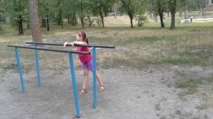 Делаю на турнике гимнастические упражнения