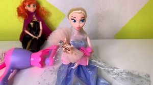 Эльза с Анной из холодного сердца делают прическу