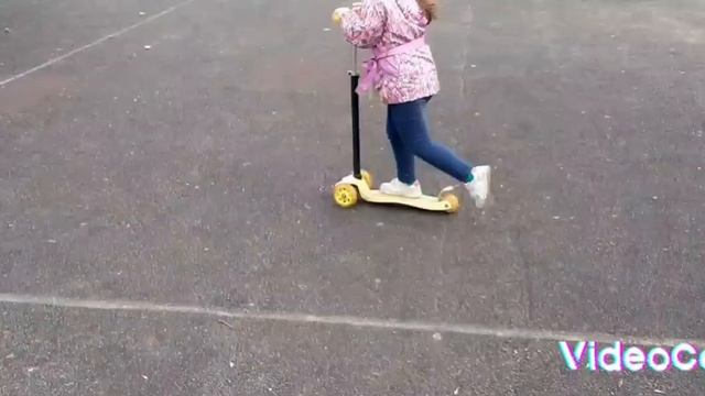 Маша катается на самокате #маша #утипути  #самокат