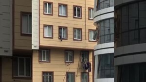 Мальчик падает из окна, его спасли  прохожие. Молодцы! Не оставляете детей без присмотра!! children