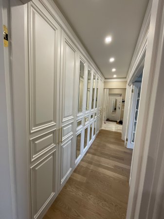 Классический белый шкаф в коридор