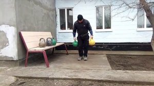 Жим гиря на гире на попа в солдатской стойке