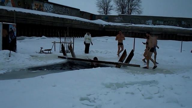 Моржи в проруби - 2 смотреть онлайн