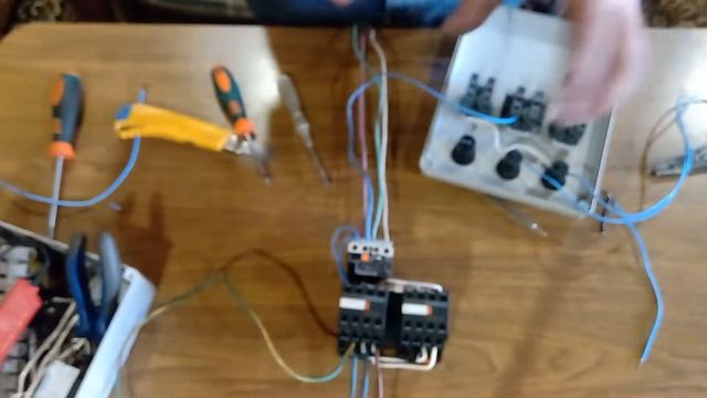 Подключение асинхронного двигателя с реверсом. смотреть онлайн