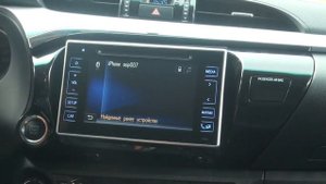 Установленный в Toyota Hilux навигационный блок Navitouch