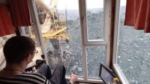 Работа в Карьере. Погрузка руды экскаватором ЭКГ-10 в железнодорожные думпкары!