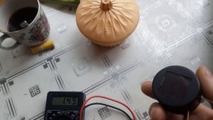 какой вольтаж выдает солнечная панель от китайского садового фонарика.