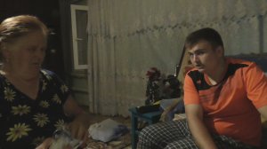 Брат и бабушка упаковывают посуду в город